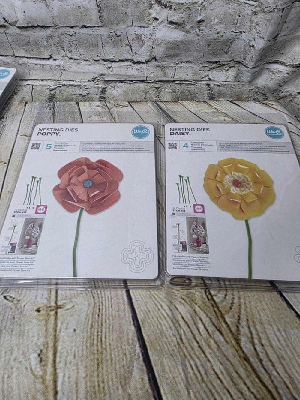 2 WE R MEMORY KEEPERS NESTING DIES Daisy Poppy